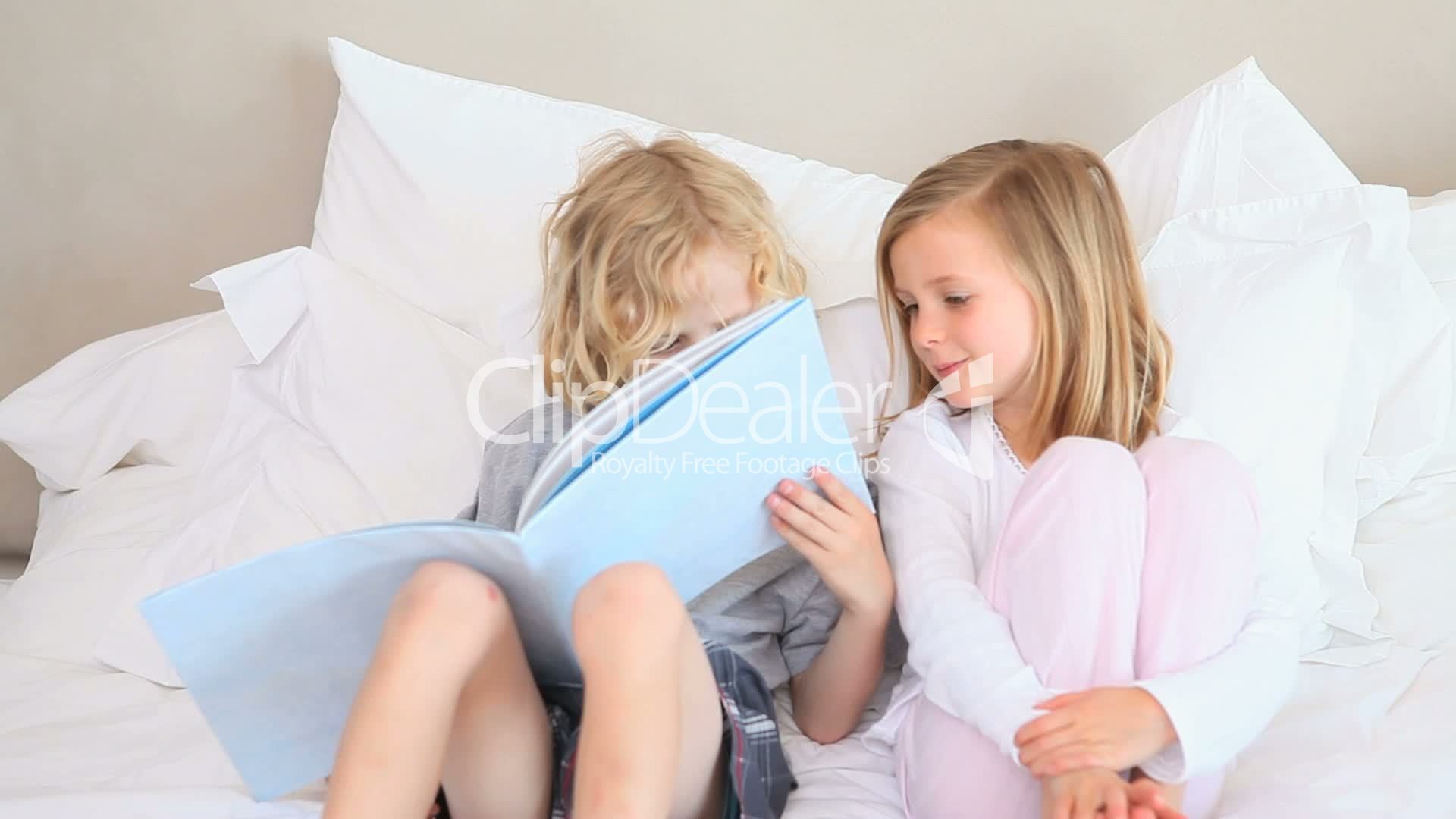 Kinder Lesen Im Bett Lizenzfreie Stock Videos Und Clips 